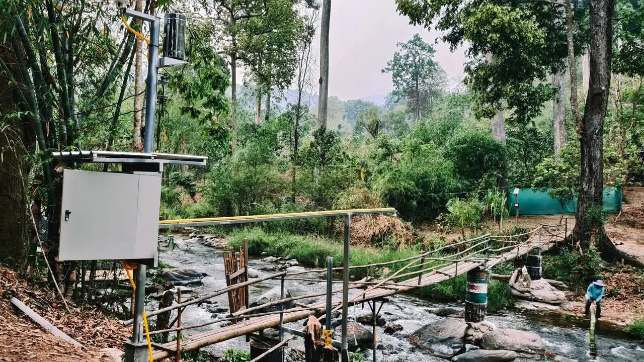 Smart Water Level and Weather Monitoring Station Using IoT for Real-time Early Warning